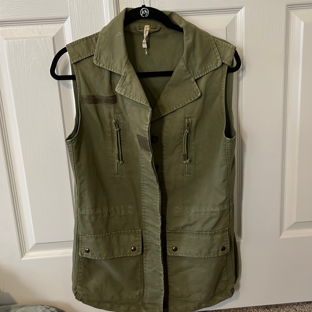 Willow and Clay Army green zip up vest. Medium